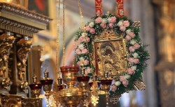Икона Почаевской Божьей Матери: значение, в чем помогает, о чем ей молятся?